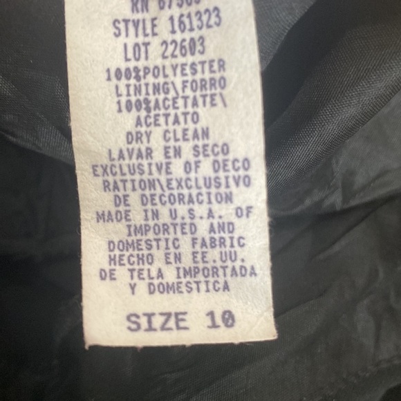 Beautiful Black Dress with V-Neck with Embroidered Floral Detail - Picture 8 of 9